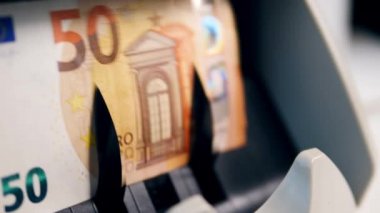 Euro faturaları büyük yığın modern bir sayaç kontrol.