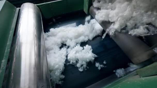 Lã de algodão está se movendo entre dois transportadores — Vídeo de Stock