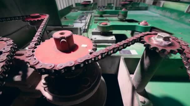 Circuits en tandwielen van een industriële machine bewegen — Stockvideo