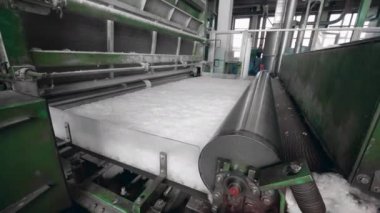 Endüstriyel ekipmanlar dokuma olmayan kumaşı işliyor