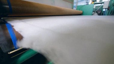 Konveyör, dokuma olmayan kumaşı serbest bırakıyor