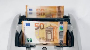 Çalışma sayma cihazı bir bankada basılı euro kontrol eder.