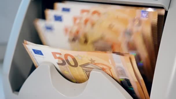 Le comptoir bancaire vérifie les billets en euros orange . — Video