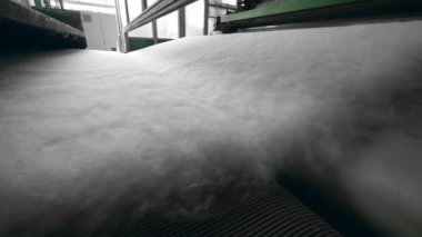 Pamuk yünü taşıyıcı boyunca hareket ediyor