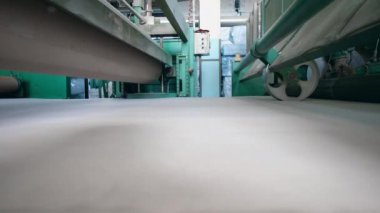 Dokuma olmayan malzeme kayış boyunca hareket ediyor