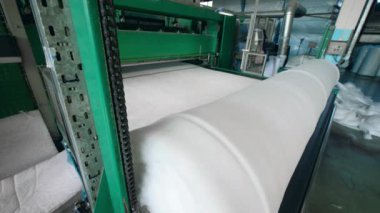 Pamuk yünü mekanik olarak makaranın içine yaralanıyor.