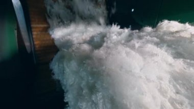 Dokuma olmayan kumaş parçaları mekanik olarak yerleştiriliyor