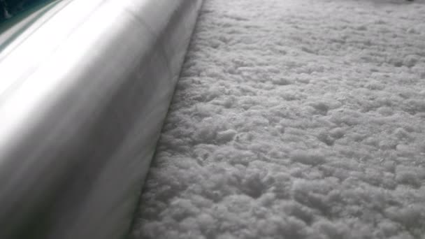 Lana de algodón se mueve lentamente hacia el rodillo — Vídeos de Stock