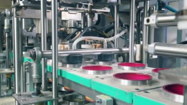 Folyo parçaları plastik kaplara konuyor.