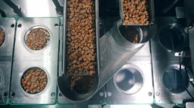 Ekmek kırıntıları plastik kapları dolduruyor