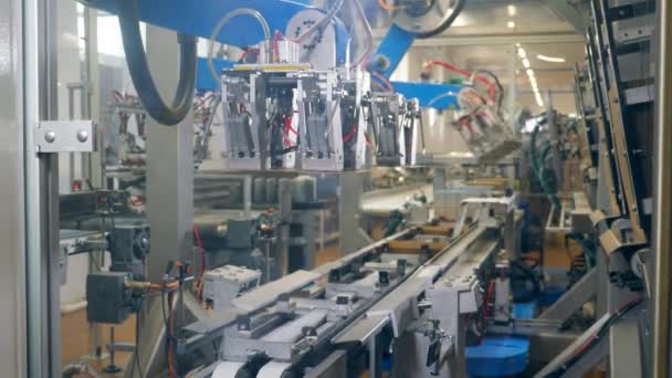 Robotermaschine stellt Kartonagen her. moderne Roboterfabrikausrüstung. — Stockvideo