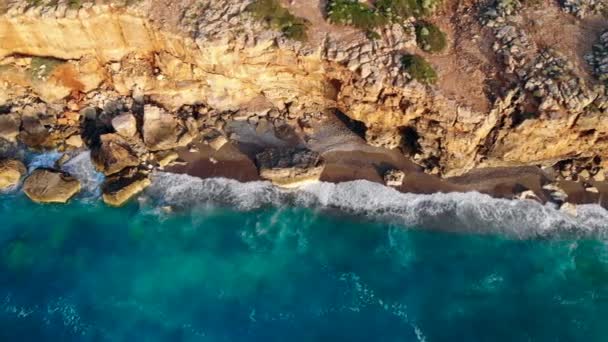 Vista superior de una costa rocosa y el mar — Vídeo de stock