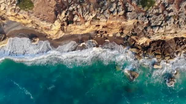 Las olas del océano y la costa en una vista superior — Vídeos de Stock