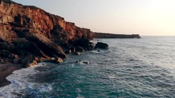 Водоспад з камінням і морськими хвилями. Подорожі, відпустка, концепція відпустки . — стокове відео