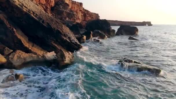 Скелі промиваються океаном. Подорожі, відпустка, концепція відпустки . — стокове відео