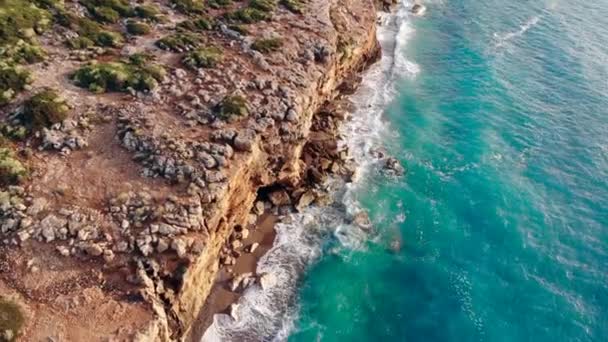 Скелі на березі моря зі зміями хвиль — стокове відео