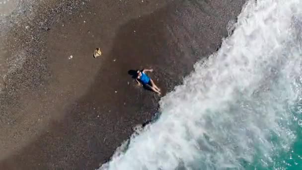 Морський берег з жінкою, що лежить на ньому. Подорожі, відпустка, концепція відпустки . — стокове відео