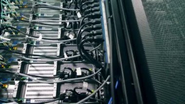 Telleri ve atıştıran ışıkları olan sunucular. Modern veri merkezi.