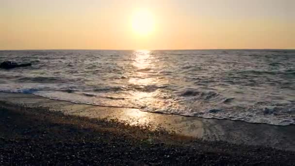 Pôr do sol e ondas oceânicas correndo ao longo da costa — Vídeo de Stock