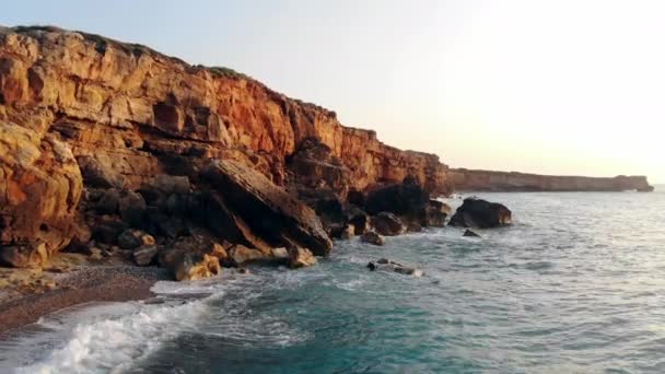 Ocean coastline with rocky cliffs — Stock Video