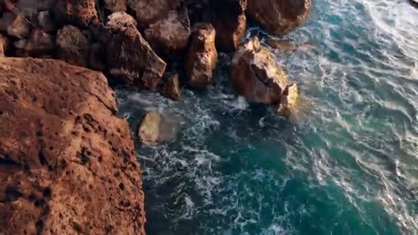 Морські води миють над скелястою береговою лінією — стокове відео