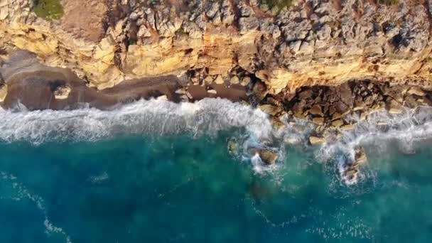 Vista superior da lavagem do mar sobre a costa. Viagens, férias, feriados conceito . — Vídeo de Stock