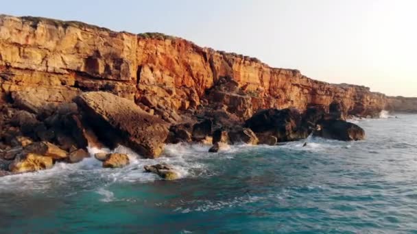 Скалистые скалы в океанских волнах — стоковое видео