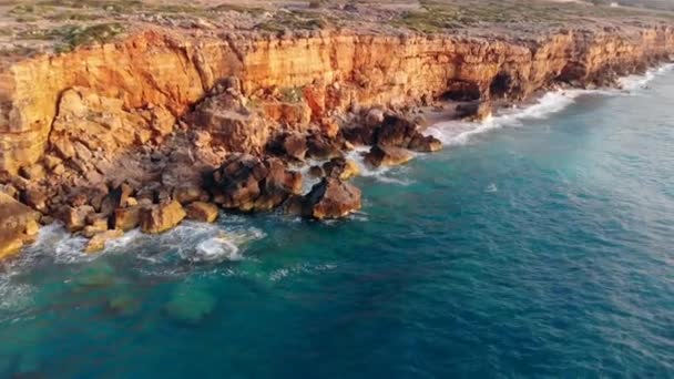 Paisagem aquática com ondas oceânicas e falésias — Vídeo de Stock