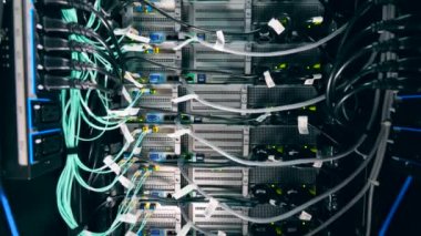 Modern veri merkezi. Birden çok kabloya bağlı sunucu blokları