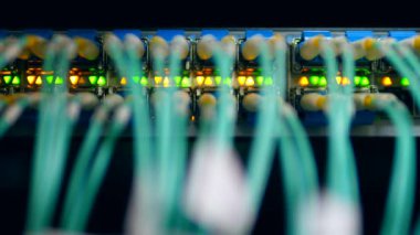 Elektrik kablolarına bağlı sunucu birimleri. Modern veri merkezi.