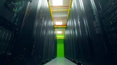 Sunucu blokları ve aralarında bir geçit ile oda. Datacenter sunucu odası konsepti.