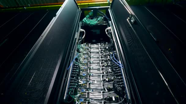 Centre de données moderne. Câbles branchés et bloc serveur 