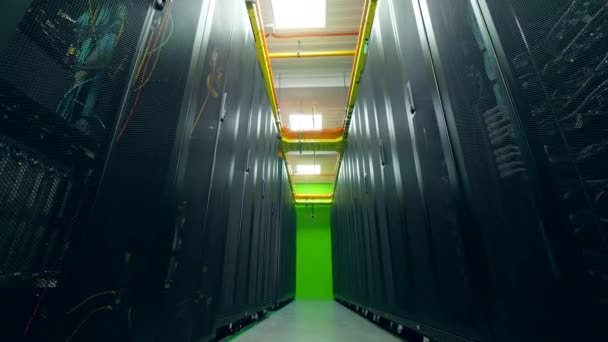 Sunucu blokları ve aralarında bir geçit ile oda. Datacenter sunucu odası konsepti. — Stok video