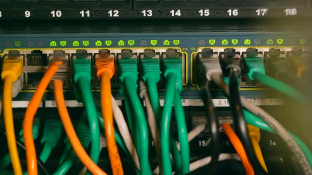 Bloco de servidor com ranhuras numeradas e fios multicoloridos. Data center moderno — Vídeo de Stock