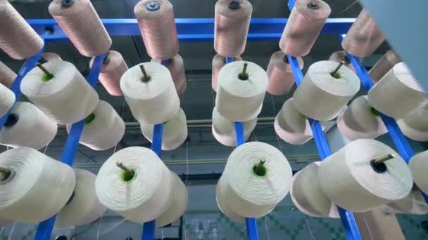 Пошив ткацкого станка с намоткой нитей. Промышленная текстильная фабрика . — стоковое видео
