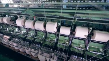 Bir konfeksiyon fabrikasının işleyen ekipmanları. Tekstil Üretim Hattı