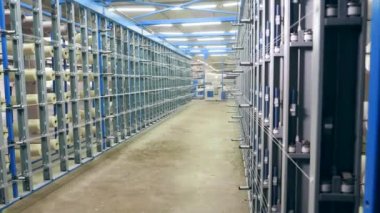 Terzi tezgahları ile Konfeksiyon fabrikası. Endüstriyel tekstil ekipmanları