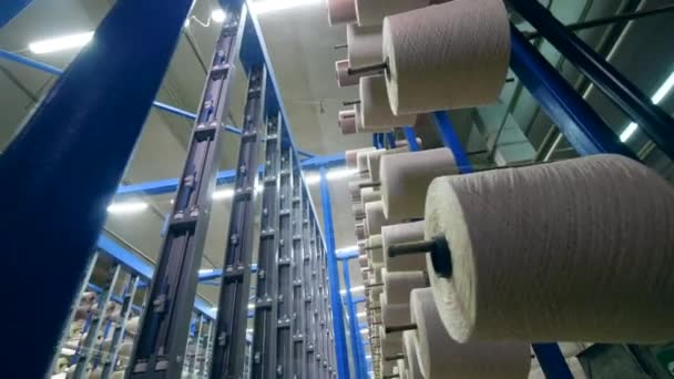 Passagem de uma fábrica de roupas cheia de equipamentos. Linha de produção de têxteis — Vídeo de Stock