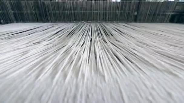 Industriële textielfabriek. Close-up van dikke witte draden die door het weefgetouw bewegen — Stockvideo