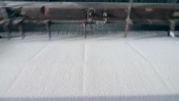 Le tissu blanc est cousu mécaniquement. Ligne de production de textiles . — Video