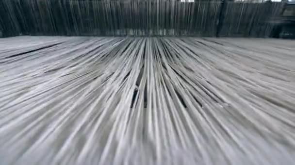 Dikke witte draden worden genaaid in een close-up. Textielproductie lijn — Stockvideo