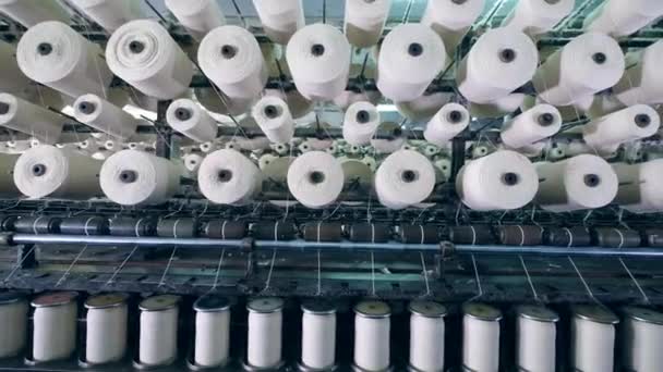 Bobinas de coser giratorias con hilos blancos — Vídeo de stock