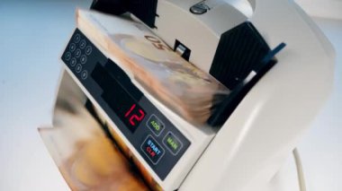 Otomatik makine euro banknotları sayar.