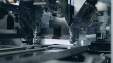 Endüstriyel makine basılı kitapları işliyor
