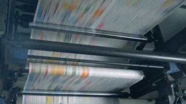 Tek parça kağıt mekanizma dan hızla yuvarlanıyor