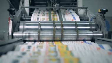 Tipografide gazete basımı. Taşıyıcı katlanmış gazeteleri yer değiştiriyor