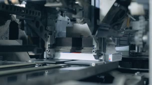 Промышленная машина обрабатывает печатные книги — стоковое видео