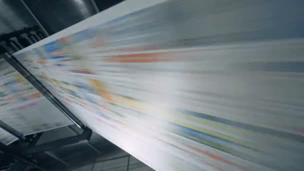 Kolorowy papier szybko porusza się przez prasę walcową. Fałszywe wiadomości koncepcji. — Wideo stockowe