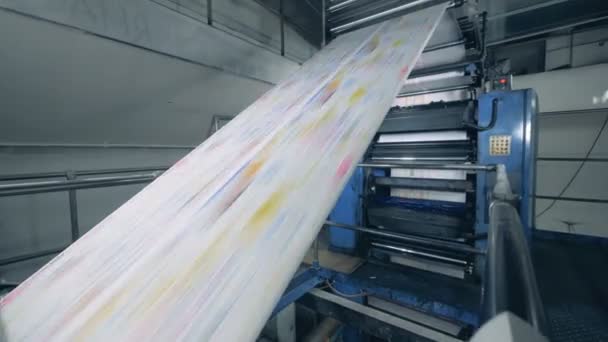 Máquina poligráfica está emitiendo papel impreso en color — Vídeos de Stock