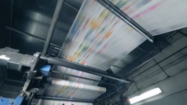 Kesilmemiş gazete sayfaları poligrafik mekanizma ile haddeleme